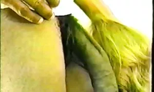Hai thô tục nhưng rất đam mê bà, phòng ngủ, đã đồng tính. Một nghiệp dư ôm hồi ngực của một cô gái tóc vàng và đưa con búp bê trong một, hai. Gắn bó tay vào đối tác của mình âm đạo của các cô gái bắt đầu liếm cô sô cô la mắt, cố gắng để mang cô đến phim sex thiên thần nhật bản cực khoái, với sự giúp đỡ của kem. Có nhận được một thật vui, các bạn cúi tiếp theo của cô gái hậu môn và làm việc với các hoạt động cùng với cô ấy đàn hồi lưỡi cô không thật vui.