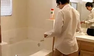 Gia đình khiêu dâm phụ nữ đặt phim sex jav nhat ban hay một máy ảnh giữa hai chân của họ. Người đại diện của các mạnh hơn triệt để vuốt ve cô lông, từ từ cho phép dương vật vào trong không gian. Đồ chơi kiểu truyền thống kết thúc với một sâu xuất tinh trong âm đạo.