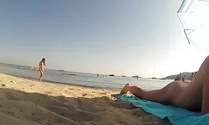 Các con bò cái nằm trên giường, có vui vẻ nhìn vào màn hình máy tính xách. Các cặp vợ chồng cô ấy tiếp cận được vui vẻ quan tâm đến cô ấy mở cửa và bỏ quần lót của cô. Ông dien vien jav nhat ban ta vuốt ve các cô gái, kiếm gót, mà không để cho cô ấy cảm thấy buồn chán. Cô mang đến cho cô một đối tác, thổi kèn, và ông đặt một bìu trong miệng. Ông khoai tây chiên các cô gái trong những bạn gái và kết thúc với cái đầu của mình nghiêng về phía mình bìu.