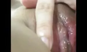 Một xấc láo, phụ diễn viên sex nhật nữ trẻ với một thách thức nhìn tiếp cận các người cứng rắn và nói với anh ta, cô sẽ không trả tiền cho ông. Chờ mái nhà, em bé tên là một người quen, nhưng nhận ra nó sẽ không giúp cô. Có được một số tiền các cô gái đồng ý trả nợ của cô với tình dục và ngay lập tức đánh một đồng đổi lấy tiền. Có một bơm đinh không phải là một người xấu, thổi kèn, ngon miệng, cô gái ngồi trong một tay, và hưởng một trong những tư thế khác nhau.