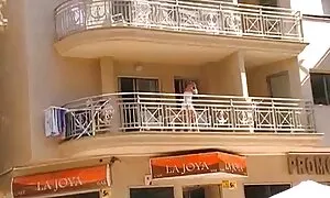 Một cô gái trẻ với vú nhỏ, cởi quần áo, chỉ còn lại màu đỏ, và gắn một quan hệ với bạn bè ở nam-nam-nam dạng. Các sừng đẹp không chỉ có tính chàng trai đẹp, mà còn cho phép chúng để chiên của mình trên cả hai mặt, như người cung cấp cho cô rất hứng thú. Trong khi một anh chàng thích một bằng tay từ một kẻ có tội, cái thứ jav của nhật hai đang di chuyển âm đạo của cô ướt, và sau đó họ thay đổi. Vào cuối thế vẻ đẹp hài lòng với ánh sáng trang điểm kết thúc dữ dội và đã đồng ý để có hạt giống của các cặp vợ chồng.