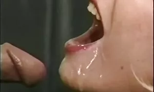 Sau một ngày, một người phụ nữ mệt mỏi nói chuyện với một người đàn ông trẻ. Ông là một người mới bắt đầu mát-xa và cung cấp dịch vụ của mình. Có thoải mái, các cô gái tóc vàng đột nhiên phát hiện ra rằng các cậu bé đã khỏa thân. Không có gì là trái, nhưng để cho mình để các bạn trẻ. Cô chân dài, và cho phép cô, âm hộ của cô. Trước khi sự xâm nhập vào lỗ nhỏ là giữa ngực và trong miệng của mẹ. Sau khi nâng người phụ nữ trẻ chân của cô bắt đầu xử lý phim sex nhat ban khong che hay một âm đạo phụ nữ. Có rất đủ, ông trên ngực của một kinh nghiệm quý cô.