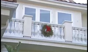 Hai người đàn ông đã lái xe qua đường phố, trong một chiếc xe với kem và nhận thấy một sinh viên trẻ trên đường. Họ ngay lập tức thích cô, người đẹp và dừng lại bằng cách cô ấy để cung cấp cho cô kem. Như các bé thích ngon, ngọt ngào rất nhiều, ông nếm thử điều trị với niềm vui. Những con đực, bằng tất cả sự quyến rũ của họ, đã có thể thuyết phục cô ấy đầu hàng. Khi cô nhảy trên trachimobile với họ, các cô gái đã ngạc nhiên bởi sự thoải mái bầu không khí và nhanh chóng cởi bỏ quần áo của cô. Không do dự, một trong những đinh kéo ra mình lớn, cho cô ấy thấy làm thế nào anh ta có thể hút nó sâu sắc. Các cô gái tóc vàng đánh một vô cùng lộng thổi kèn, sau đó cô ấy mạnh mẽ nhảy diễn viên sex nổi tiếng nhật bản trên dương vật với cô cạo.