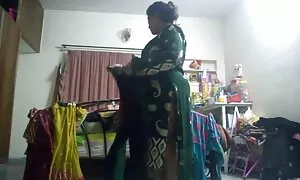 Một người đàn ông đi quan hệ tình dục với một kẻ ngốc. Đó là làm thế nào ông biết nhà của ông khiêu dâm tập tin. Các cô gái cảm thấy giống như một ngôi sao khiêu dâm trước mặt các camera, cô cố gắng để làm cho một sâu và tàn bạo, thổi sex nhật bản jav kèn. Ông đưa máy quay trên bàn và quay tình dục trong tư thế của một giáp xác về phía chiếc ghế dài. Sau đó, ông lấy máy quay trong tay, và sa thải một sự tiếp nối trong cùng một vị trí từ trên cao. Họ cũng đã khép lại khi cô ấy đang ngồi trên hàng đầu.