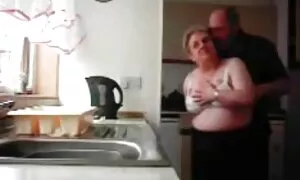Một mảnh mai, quần lót, quần lót, sẵn sàng để tuân theo lệnh từ chồng cô, núm vú của cô có bị sưng và nhô ra, cô ấy rất hứng tình. Bây giờ chồng cô muốn cô quỳ xuống và có một dương vật trong miệng của mình và nhanh chóng thủ dâm nó với đôi môi của mình. Tóc nâu lớn chỉ là chồng yêu nó, cô ấy tự mãn miệng đặc biệt chú ý đến các nhạy cảm đầu và đôi khi không quên liếm các quả bóng. Người chồng bắt đầu rên to và thủ dâm một cách nhanh chóng, phim sex jav nhat ban nó là thời điểm để kết thúc những em bé trong miệng mình.