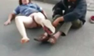 Trong khi lái xe vòng quanh thành phố trong một chiếc xe, các chàng nhận thấy một phi thực tế cô gái tóc vàng, người không thể vượt qua. Có đậu xe, chú rể ngay lập tức chạy đến gặp anh ta, và sau một thời gian ngắn tán tỉnh trong the street, các cô gái đồng ý để dành nhiều thời gian với anh ta một khoản tiền thưởng. Ngay sau khi em bé nhận được số tiền cần tiền, làm việc chăm chỉ miệng của các cô gái tóc vàng con bò cái được thực hiện các cậu bé hoàn toàn hài lòng với các tuyệt vời miệng niềm vui mà ông đã rất đói. Như là một kết quả của sự đẹp quan hệ các cô gái chân, gây ra các web sex nhat ban chàng đến ngay lập tức, đưa nó vào trong khe cực khoái của mọi thứ hai của mình nóng chết tiệt.