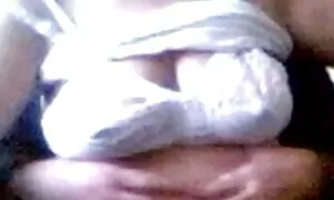 Mẹ, ở nhà. Mẹ, quay mông của cô ở phía trước của những máy ảnh trong khi treo ra trong web sex nhật nhà bếp. Cô nhấc một váy rất ngắn và lấy các cậu bé của dương vật và ngồi xổm trước mặt anh. Hút đầu dương vật, cầm bìu với ngón tay của bạn. Các đối tác ép cô ấy từ phía sau và xoa mông của ông. Ông loại bỏ quần lót của cô ấy và mẹ, với ngọt tính không hoạt động, chờ đợi một người tốt.