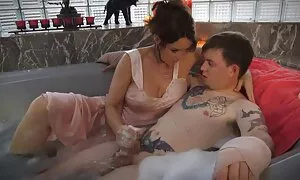 Cặp vợ chồng trẻ này tách ra trong một thời gian dài nhưng, các chàng không thể tìm phim sex nhật tuyển chọn thấy một sự thay thế cho bạn gái cũ của mình, những người có thể chỉ như lạnh và nhanh chóng chân của mình lớn. Cựu đã làm tuyệt vời, luôn luôn đưa cậu bé đến cực khoái. Các chàng trai, đã đến thăm bạn gái cũ của mình mà không có đồ lót và sau nhiều thuyết phục anh quản lý để có được bà để nhanh chóng thủ lớn. Để làm được điều này, người đầu tiên lây lan chân của mình và quấn chặt chân của cô quanh cậu bé lớn.