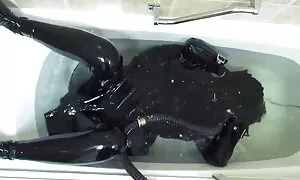 Một người da đen mời người bạn tốt nhất để dành một buổi tối cùng nhau và chơi hồ bơi. Một khi một mình, dai dẳng cô gái ngay lập tức thay đổi tâm trí của mình và bắt đầu làm phiền cô. Sau khi vuốt ve cô gái to có kinh nghiệm gái điếm, quản lý để biến cô thành đồng tính và ngay lập tức chồng của cô, người trên một bảng. Mở mảnh chân, sự trụy cúi xuống đáy và bắt đầu liếm ướt, cố gắng để cho cô trang sex nhật ấy một đối tác không thể nào quên với sự nhẹ nhàng Cooney.