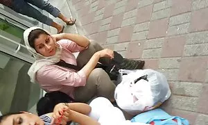 Trong một hút thuốc phá vỡ, một gái tóc đỏ, đi vào cô bạn gái tóc vàng là thư ký và, sau khi hút một điếu thuốc, thay vì đi đến nơi làm việc của mình, bắt đầu làm phiền các người đẹp, cung cấp để làm một người đồng tính trong văn phòng. Các cô gái đã cố gắng để từ chối, nhưng liên tục, chó đến để ướt và cô đóng một chút. Khạc nhổ, với tất cả sự tử tế tình nhân viên tại nơi làm việc cùng một lúc thủ dâm một số lỗ màu hồng và cùng nhau phjm ses nhat ban trải qua một rực rỡ cực khoái.