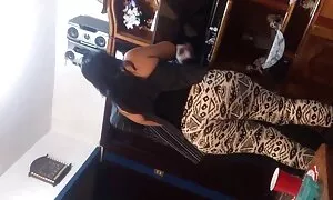 Ba chàng trai trẻ vào sáng Ngày 8 đến thăm gia đình cô, và tìm thấy cô trong phòng ngủ của giường, đánh hoa của mình, và sau đó quyết định để cho cô đi trong một vòng tròn. Sau khi liếm bộ lông của một người phụ nữ trung niên cô con đực làm sạch tất cả các cô lỗ với một món đồ chơi và đưa nó cho cô. Ngạc nhiên bởi như một món quà, người phụ nữ hài lòng diễn viên sex nhật xinh nhất yêu thương với một chàng trai đẹp, thổi kèn, và sau đó cũng rất thích các nữ và trải qua một khoái.