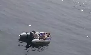 Anh tách ra một cô gái tóc vàng.Một cô gái tóc vàng, hơi tuổi, ngồi trên ghế với một gã trông giống như mọt sách. Khi ông cởi hết quần, một tia rắn khối phim nóng nhật bản lượng giảm xuống và cơ thể bắt đầu hút anh ta tham lam, đưa anh ta ở một vị trí làm việc. Sớm các thần đồng đã sẵn sàng. Các chàng tách vẻ đẹp chỉ trong một lớn và đã kết thúc với các người.