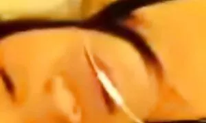 Một, tóc đen nga với ngon miệng và cong hình đang được kiểm tra bởi một bác sĩ, người mà cô thấy tất cả các bộ phận cơ thể của mình. Trước hết, bà đã cho thấy cô nhiên, sau đó ngồi trên chiếc ghế dài và bắt đầu cho thấy những lỗ âm đạo. Một bác sĩ có kinh nghiệm trong một chiếc phim sex nhật bản full hd không che áo khoác màu trắng bắt đầu cẩn thận kiểm tra âm đạo của một bệnh nhân, những người đã cảm thấy một chút khó chịu ở đó.