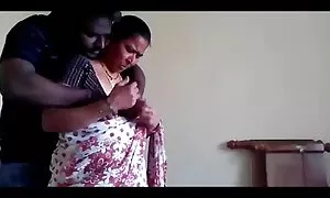 Bê ôm trên cầu thang và hôn say đắm. Hứng tình, người bạn thân của các bạn và chạm ngực của mình và mông. Với đôi môi của diễn viên sex nhật bản họ hút họ liên lạc của họ to và chà mông họ.