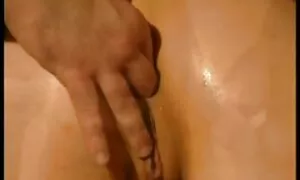 Y, bò trên sàn nhà bếp. Ông ấy nghiêng người qua và nuốt tinh hoàn của một đứa trẻ. Ông đưa cô ấy trên bàn và nhét một chân lên âm đạo của cô. Ông thâm nhập của mình mông uốn các cô gái ở phía trước phim sex nhật bản 2020 của chìm.
