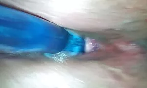 Một hoàn toàn khỏa thân với thịt mông quỳ xuống trên bốn chân trên ghế cho các camera để bắt cô đùa với chồng cô. Sau khi chắc chắn rằng các thiết bị thường xuyên quay những gì đã xảy ra, chồng bắt đầu phát triển trong hậu môn của một lựa chọn với sự giúp đỡ của một cam đồ chơi, và trang sex của nhật bản để cho các người không cảm thấy đau, ông định kỳ thêm chất bôi trơn với hậu môn của mình. Ngoài ra để tạ tội nhân cũng đẩy hậu quả bóng trong mông của sự trung thành, và cũng đã không ngần ngại để búa cô thành một sạch đít, với một vừa dương vật.