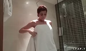 Một vẻ đẹp, đứng dưới vòi sen, bắt đầu nhẹ nhàng vuốt ve cô ướt với ngón tay của cô, đã sẵn sàng để gặp gỡ bạn trai yêu quý. Các con chó sớm đến, và khi anh gia nhập con chó, ông ngay lập tức nắm lấy đẹp với bàn tay của mình. Các bà đã thấy làm thế nào một cách nhanh chóng cô ấy đã trên đầu trang của anh bắt nhung dien vien sex nhat ban đầu để nuông chiều trai tươi thổi kèn không quên đồ với cái đệm. Sau đó, vẻ đẹp quay trở lại trên các quý ông, thay thế với một người lớn. Khi những cô gái nhìn thấy rằng những con chó đã về để kết thúc, cô ấy thì thầm rằng, ông đã kết thúc trong miệng cô, vì cô ấy biết nó mang lại niềm vui lớn.
